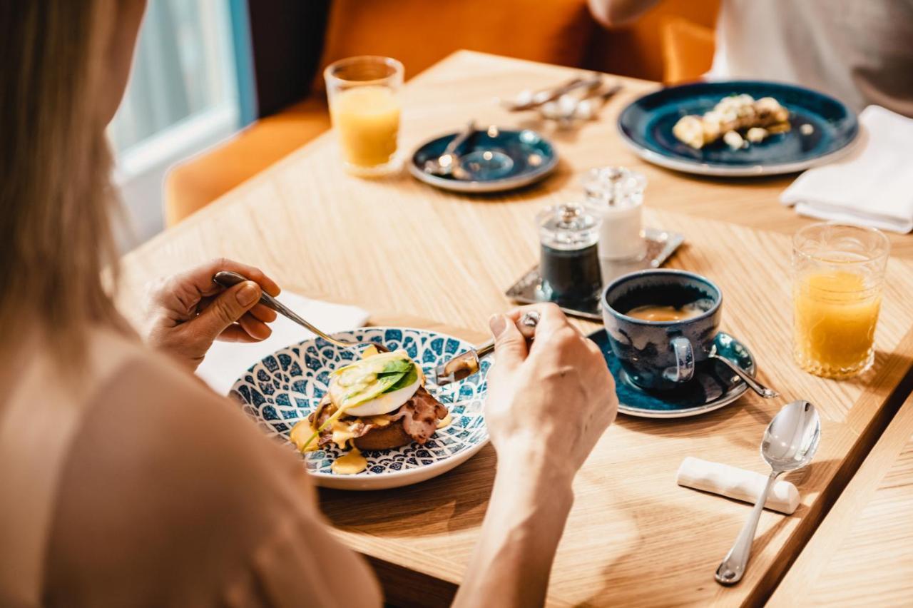Falkensteiner Spa Resort Mariánské Lázně Kültér fotó A woman eating breakfast