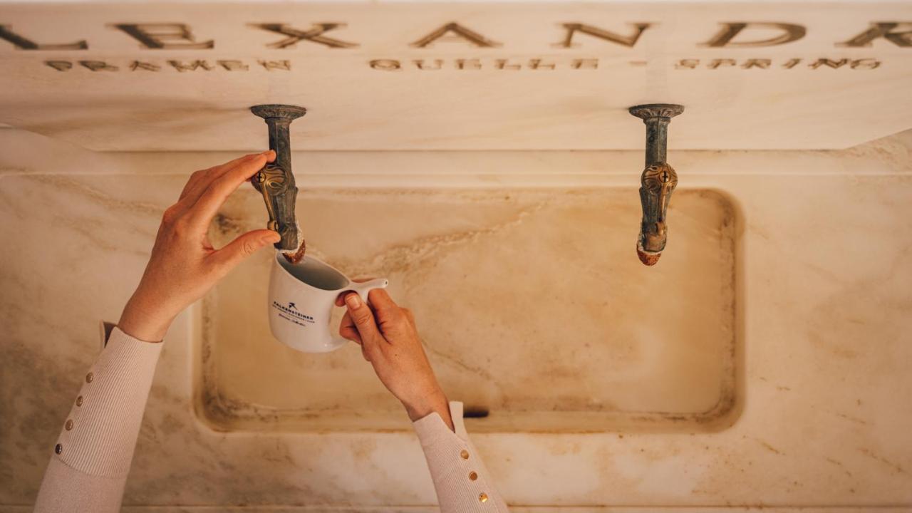 Falkensteiner Spa Resort Mariánské Lázně Kültér fotó A woman washing her hands in the mikveh