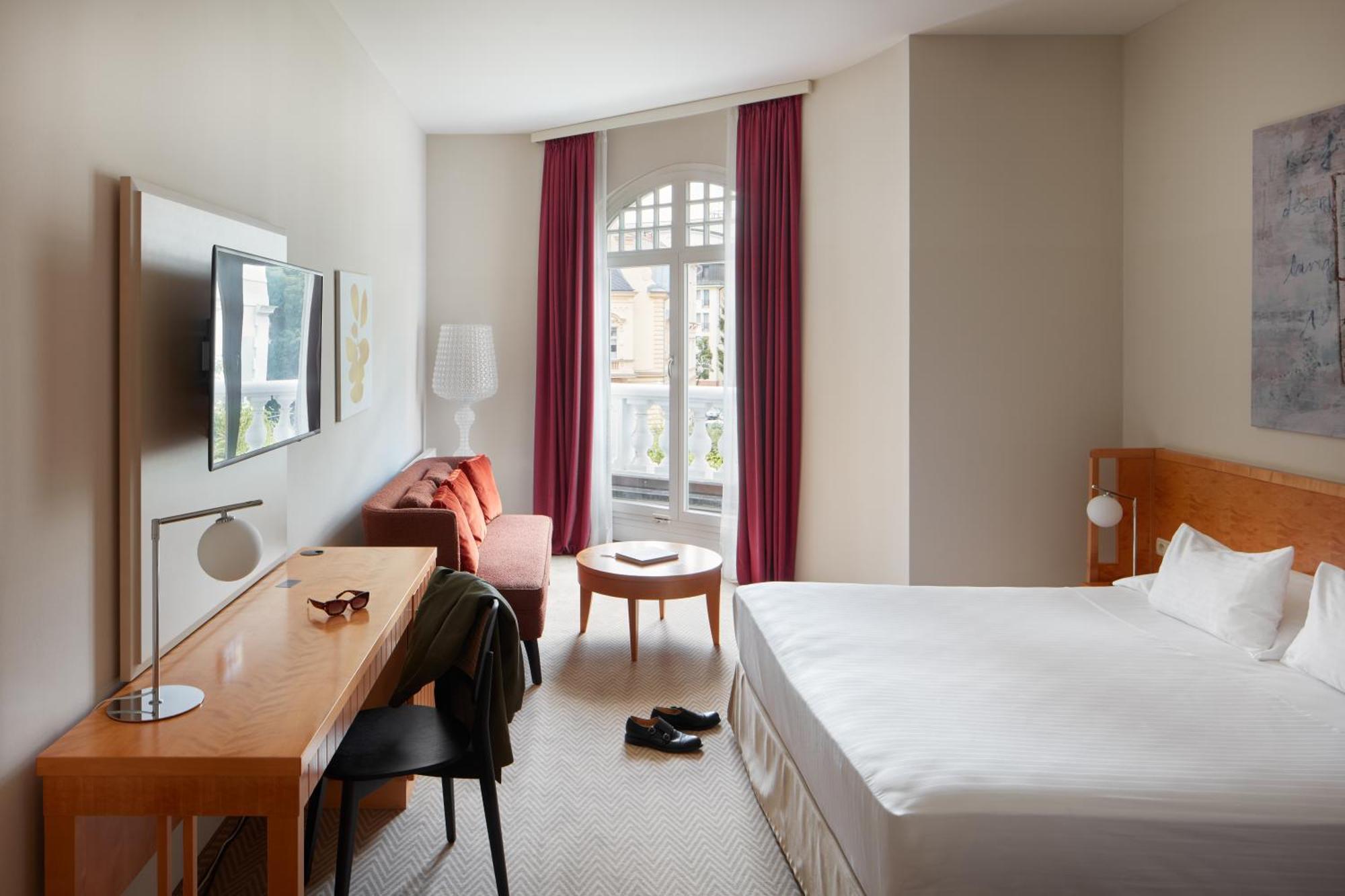 Falkensteiner Spa Resort Mariánské Lázně Kültér fotó A room at the hotel